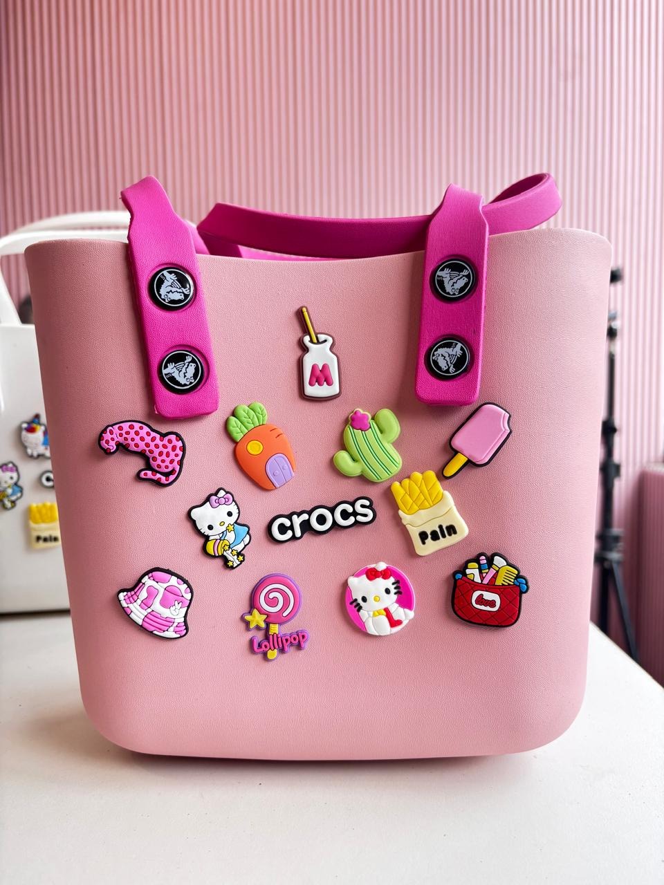 Crocs Medium Beach Bag – Stylish Silicone Tote with Charms